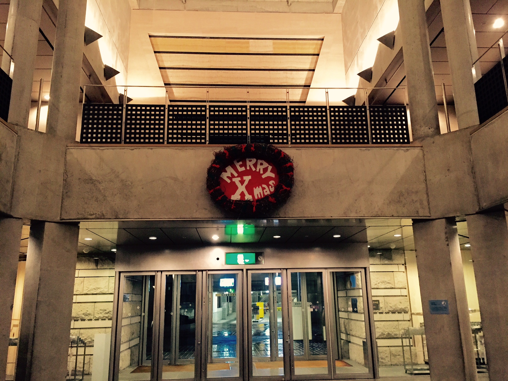 日比野克彦 特大クリスマスリース展示中！｜水戸芸術館