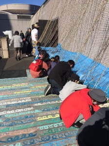 日比野克彦 特大クリスマスリース展示中！｜水戸芸術館