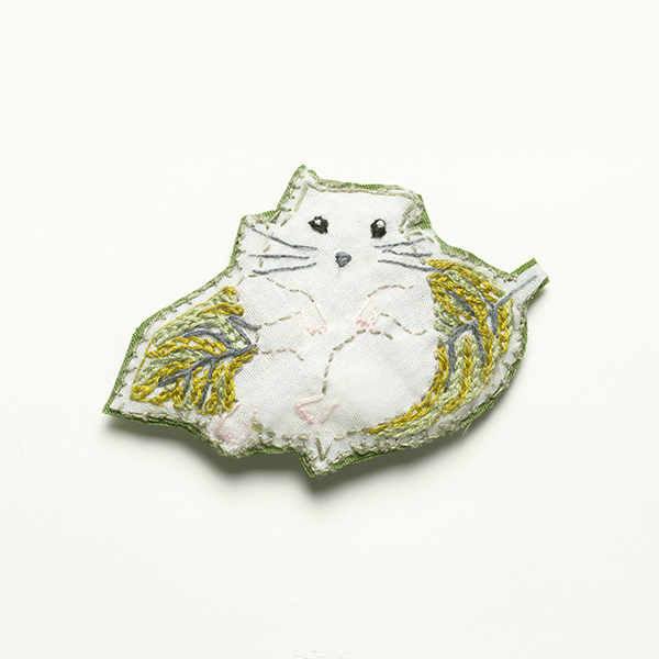B38 ハムスター<br>制作者:Ki<br>サイズ:5.6cm×8.5cm<br>素材:布、刺繍糸、皮、ブローチピン<br><br>コロナでYouTubeを見ていた時に手のりハムスターのかわいさに!