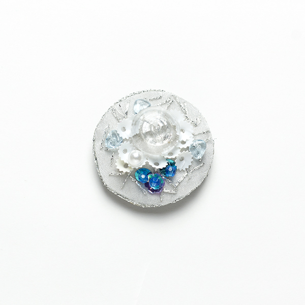 B40 花<br>制作者:Ki<br>サイズ:3.8cm×3.8cm<br>素材:ビーズ、ボタン、スパンコール、布、皮、テグス、刺繍糸、ブローチピン<br><br>冬が好きなので雪をイメージ。