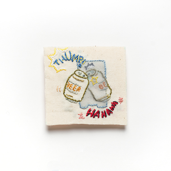 B43 Cheers!<br>制作者:わたげ<br>サイズ:5.2c×m5.5cm<br>素材:フェルト、布、オーガンジー、刺繍糸、ブローチピン<br><br>感染飛沫を防ぐためのアクリル板越しの乾杯。 ビール缶が板にぶつかる時の鈍い音が、間抜けに聞こえて笑ってしまう。