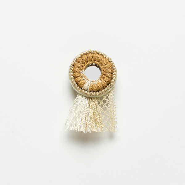 B46 鏡のブローチ ちゃいろ<br>制作者:itoco<br>サイズ:4.2cm×2.5cm<br>素材:レース糸、刺繍糸、フェルト、レース、アクリルミラー、ブローチピン<br><br>鏡には悪い気を跳ね返す御守りの効果があるそうです。 鏡をモチーフにしたこのブローチを身につければ、あなたの不安な気持ちを和らげてくれる?かもしれません。