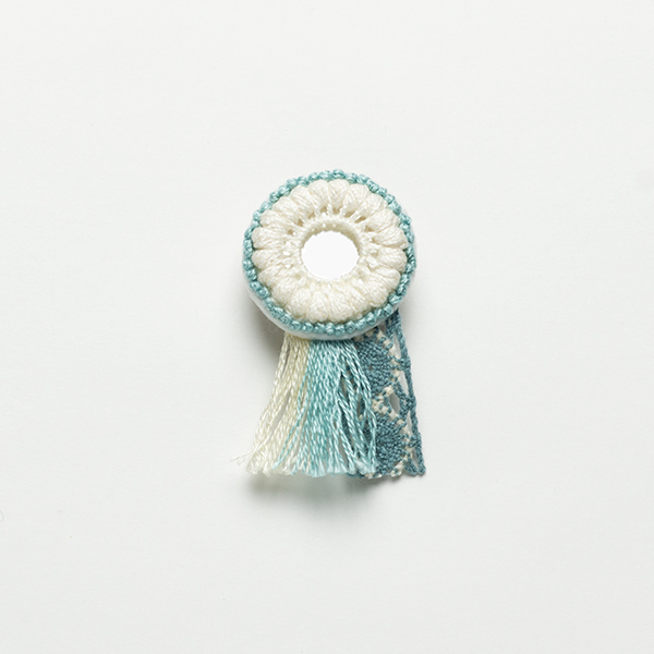 B47 鏡のブローチ みずいろ<br>制作者:itoco<br>サイズ:4.5cm×2.5cm<br>素材:レース糸、刺繍糸、フェルト、レース、アクリルミラー、ブローチピン<br><br>鏡には悪い気を跳ね返す御守りの効果があるそうです。 鏡をモチーフにしたこのブローチを身につければ、あなたの不安な気持ちを和らげてくれる?かもしれません。