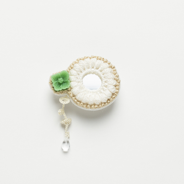 B48 鏡のブローチ みどりのおはな<br>制作者:itoco<br>サイズ:4.8cm×3.2cm<br>素材:レース糸、刺繍糸、フェルト、プラスチックパーツ、ガラスビーズ、アクリルミラー、ブローチピン<br><br>鏡には悪い気を跳ね返す御守りの効果があるそうです。 鏡をモチーフにしたこのブローチを身につければ、あなたの不安な気持ちを和らげてくれる?かもしれません。