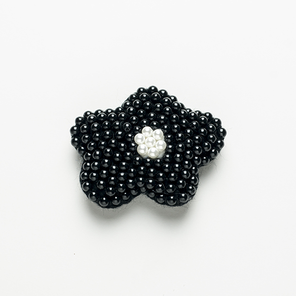 B49 心の花 黒<br>制作者:Sugako<br>サイズ:5cm×6cm<br>素材:フェルト、綿、ビーズ、刺し子糸、ブローチピン<br><br>一人一人それぞれの心に秘めた花
