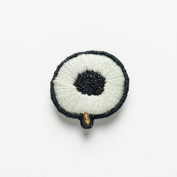 B51 まるけやき(きまぐれ)<br>制作者:Sukesan<br>サイズ:4.5cm×4.5cm<br>素材:フェルト、刺繍糸、ビーズ、ブローチピン<br><br>水戸芸術館の3本欅(けやき)から”まるけやき”です。色は私のきまぐれ…。