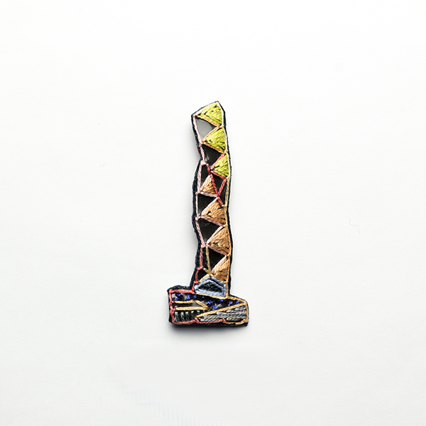B5 タワーブローチ〈黄・橙×オレンジ〉<br>制作者:Kimiko Sekine<br>サイズ:7cm×2.5cm<br>素材:布、PPシート、フェルト、刺繍糸、ブローチピン<br><br>水戸芸術館のタワーはいつも変わらず佇んでいますが、いつも違ってみえます。このブローチは秋の夜、寒空に佇むタワーをイメージして作りました。