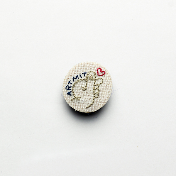 B6 ゆびハートブローチ<br>制作者:Tono Tono<br>サイズ:2.5cm×2.5cm<br>素材:布、刺繍糸、フェルト、ブローチピン<br><br>ART(芸術)の街、水戸にゆびハートです。<br>MITOの「O」が♡になっています。