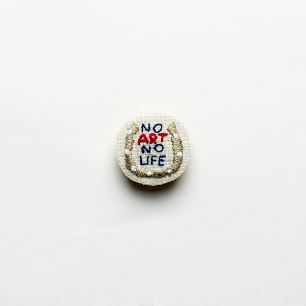 B8 馬蹄ブローチ<br>制作者:Tono Tono<br>サイズ:2cm×2cm<br>素材:布、刺繍糸、フェルト、ブローチピン<br><br>蹄鉄は「U字型が幸運を受け止める」という理由から幸運の意味を持ちました。ARTに幸あれ。