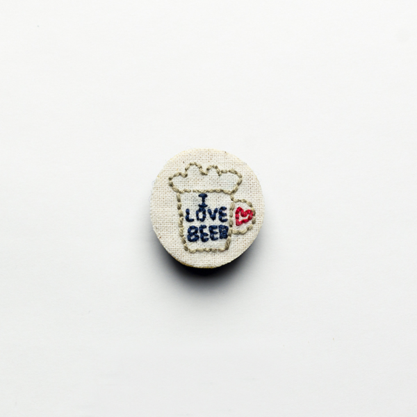 B9 ビールブローチ<br>制作者:Tono Tono<br>サイズ:2.5cm×2.5cm<br>素材:布、刺繍糸、フェルト、ブローチピン<br><br>ビールが大好きです。