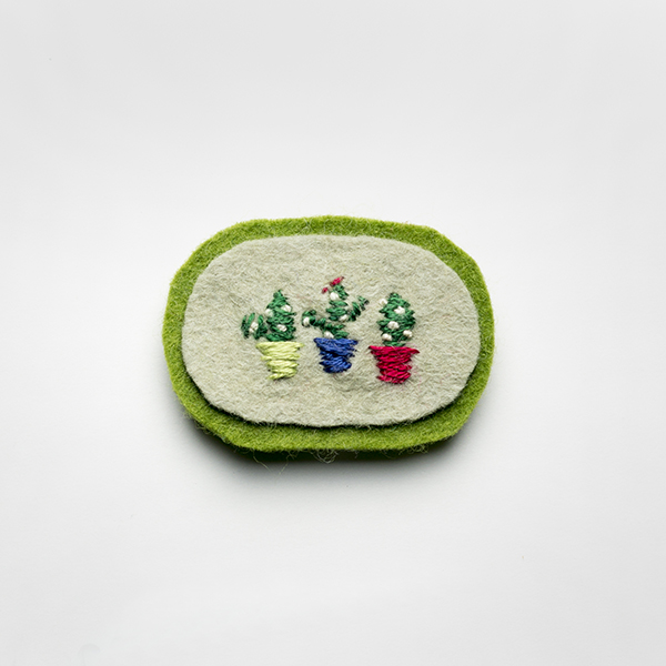 B10 サボテンブローチ(フェルト)<br>制作者:Piroko<br>サイズ:2.5cm×4cm<br>素材:フェルト、刺繍糸、ブローチピン<br><br>大好きなサボテンをモチーフにしました。<br>トゲであなたの身を守ります。