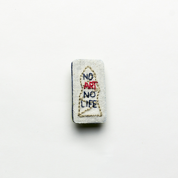 B11 タワーブローチ<br>制作者:Tono Tono<br>サイズ:3cm×1.5cm<br>素材:布、刺繍糸、フェルト、ブローチピン<br><br>ARTのない人生なんて…<br>タワーのない芸術館なんて…