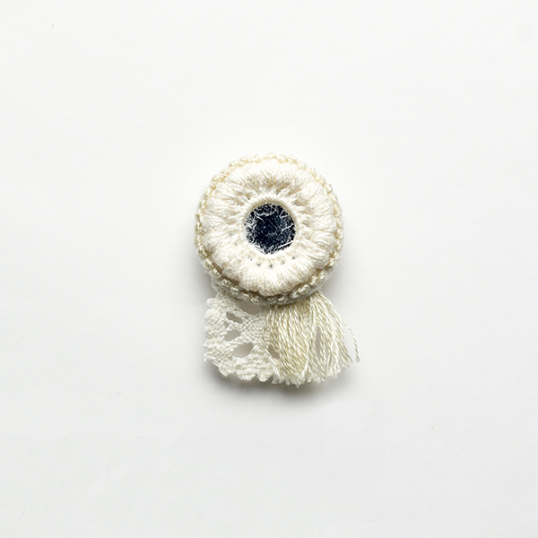 B12 鏡のブローチ<br>制作者:itoco<br>サイズ:3.3cm×2.5cm<br>素材:フェルト、レース、刺繍糸、アクリルミラー、ブローチピン<br><br>鏡には悪い気を跳ね返す御守りの効果があるそうです。鏡をモチーフにしたこのブローチを身につければ、あなたの不安な気持ちを和らげてくれる?かもしれません。