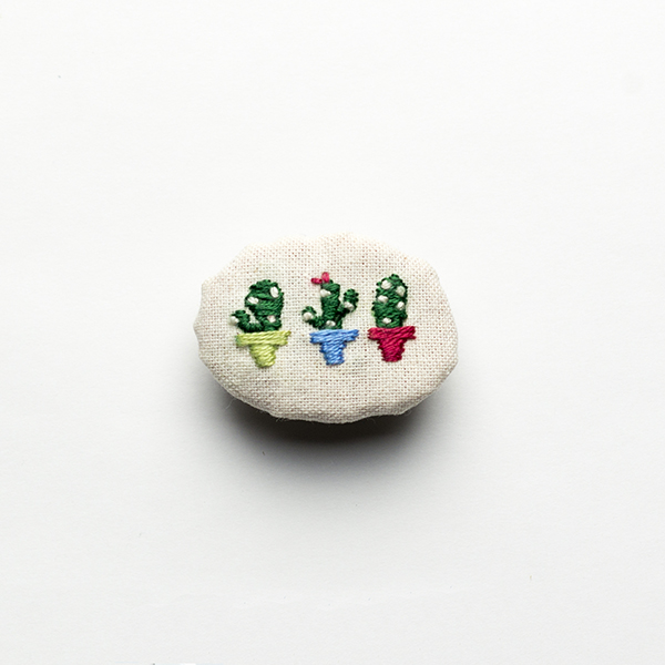 B13 サボテンブローチ<br>制作者:Priko<br>サイズ:2cm×3.5cm<br>素材:布、フェルト、刺繍糸、ブローチピン<br><br>見てもかわいい、食べても美味しい、サボテンをモチーフにしました。 トゲであなたの身も守ります。