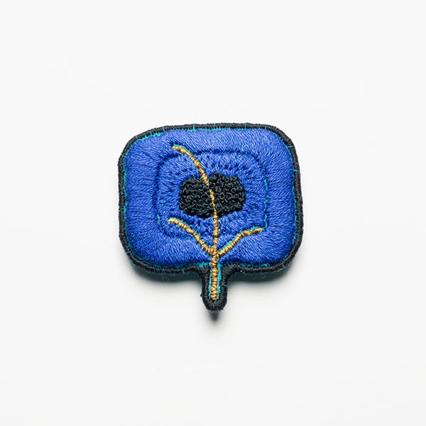 B18 しかくけやき<br>制作者:Sukesan<br>サイズ:6cm×5.5cm<br>素材:フェルト、刺繍糸、ブローチピン<br><br>水戸芸術館の3本欅(けやき)から「しかくけやき」です。