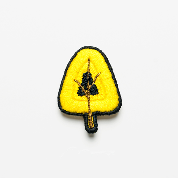 B19 さんかくけやき<br>制作者:Sukesan<br>サイズ:6.5cm×4.5cm<br>素材:フェルト、刺繍糸、ブローチピン<br><br>水戸芸術館の3本欅(けやき)から「さんかく.けやき」です。