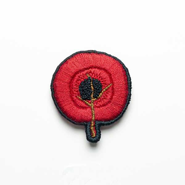 B20 まるけやき<br>制作者:Sukesan<br>サイズ:6.6cm×5.8cm<br>素材:フェルト、刺繍糸、ブローチピン<br><br>水戸芸術館の3本欅(けやき)から「まるけやき」です。