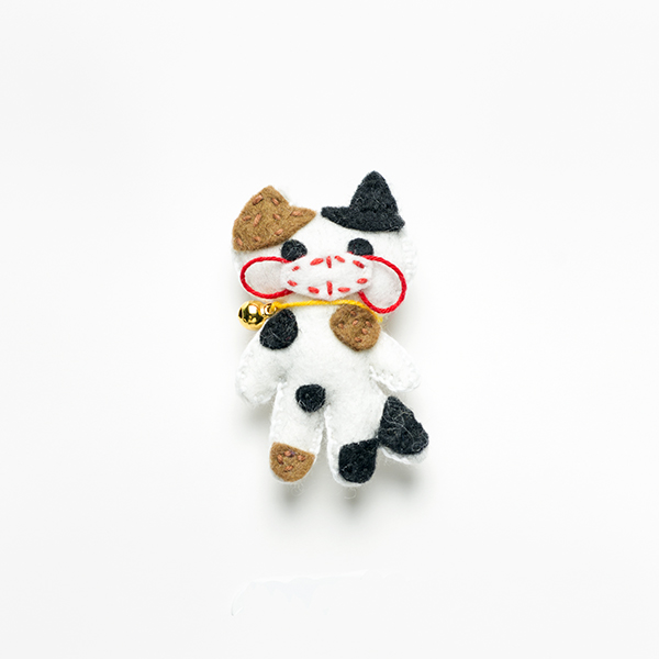 B21 福ねこ<br>制作者:Sugako<br>サイズ:7cm×4cm<br>素材:フェルト、綿、刺し子糸、鈴、ブローチピン<br><br>福が来ますように…<br>L♥ve & Peace