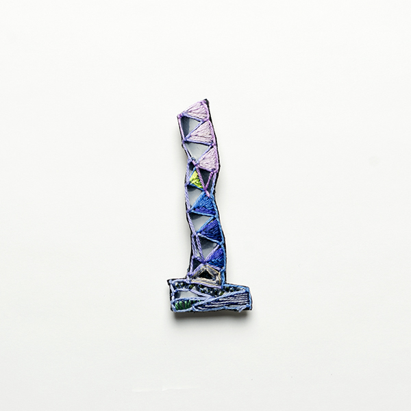 B23 タワーブローチ〈桜色/群青×藤色〉<br>制作者:Kimiko Sekine<br>サイズ:7cm×2.5cm<br>素材:布、PPシート、フェルト、刺繍糸、ブローチピン<br><br>水戸芸術館のタワーはいつも変わらず佇んでいますが、いつも違ってみえます。このブローチは名残りの空から初星の空に伸びゆくタワーをイメージして作りました。