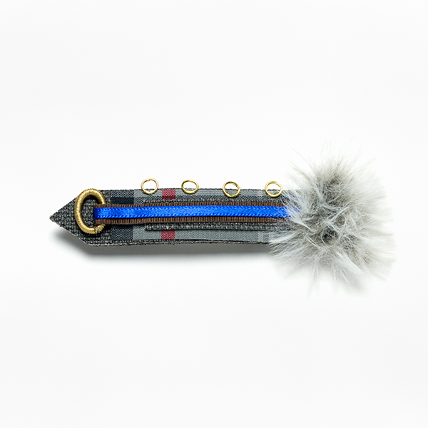 B26 ベルト<br>制作者:Ki<br>サイズ:1.6cm×9cm<br>素材:毛糸、リボン、布、皮、ジーンズ、糸のチェーン、丸カン、ブローチピン<br><br>やせたい…