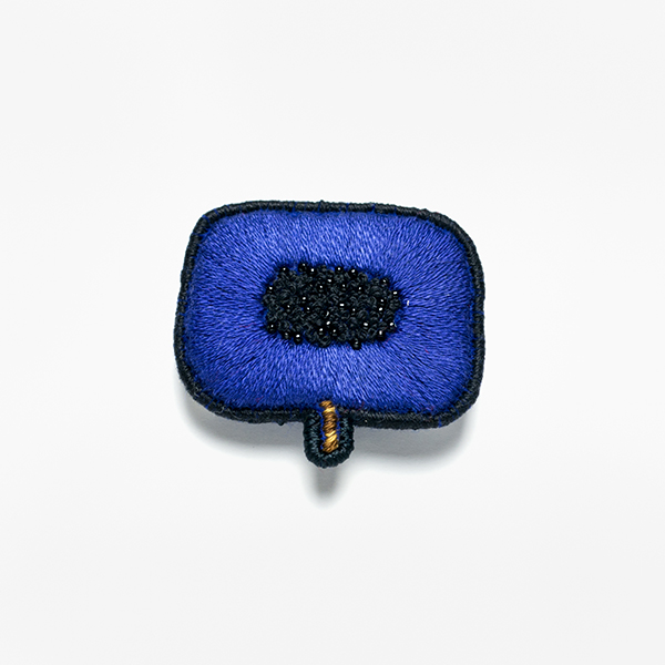B28 しかくけやき(ミニ)<br>制作者:Sukesan<br>サイズ:4.5cm×4.7cm<br>素材:フェルト、刺繍糸、ビーズ、ブローチピン<br><br>水戸芸術館の3本欅(けやき)から”しかくけやき”のミニです。