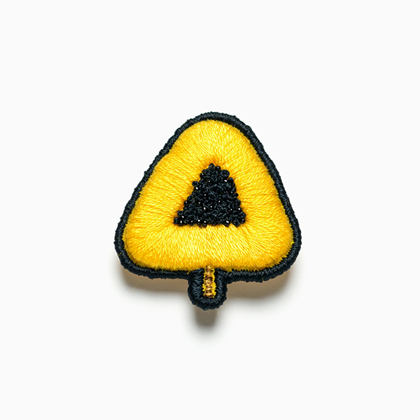 B29 さんかくけやき(ミニ)<br>制作者:Sukesan<br>サイズ:5.2cm×4.5cm<br>素材:フェルト、刺繍糸、ビーズ、ブローチピン<br><br>水戸芸術館の3本欅(けやき)から”さんかくけやき”のミニです。