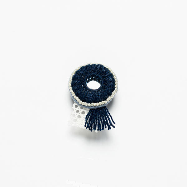 B33 鏡のブローチ あお<br>制作者:itoco<br>サイズ:4cm×2.8cm<br>素材:フェルト、レース、毛糸、刺繍糸、アクリルミラー、ブローチピン<br><br>鏡には悪い気を跳ね返す御守りの効果があるそうです。 鏡をモチーフにしたこのブローチを身につければ、あなたの不安な気持ちを和らげてくれる?かもしれません。