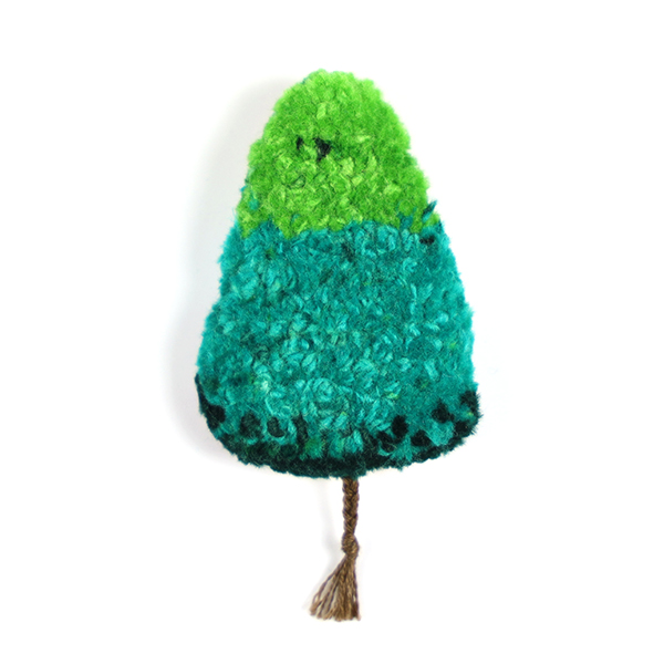 B204 Save ME -Forest-<br>制作者:Sukesan<br>サイズ:8.5cm×4.5cm<br>素材:布、毛糸、刺繍糸、合皮、ブローチピン<br><br>少し立ち止まって、考えてみませんか?