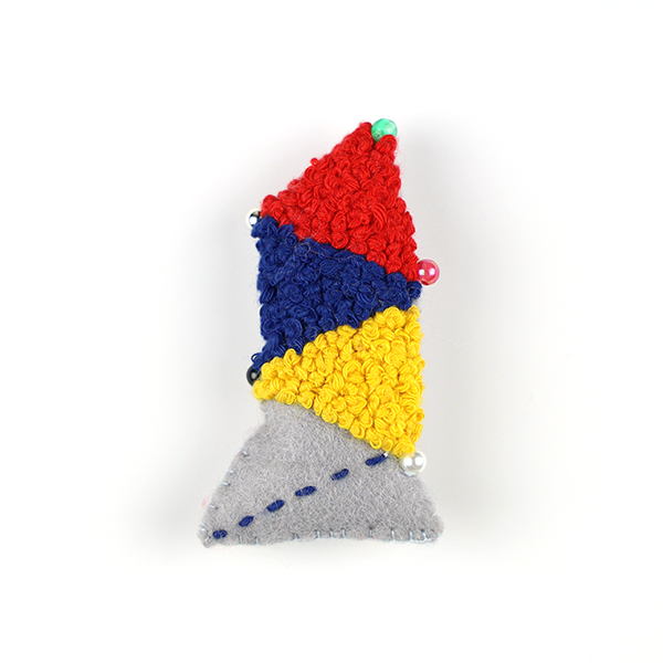 B234 輝くART TOWER<br>制作者:Sugako<br>サイズ:6.5cm×4cm<br>素材:フェルト、綿、ビーズ、刺し子糸、ブローチピン