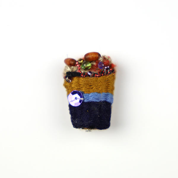 B250 カフェ(ブラウン)<br>制作者:Ki<br>サイズ:3cm×2.3cm<br>素材:刺繍糸、毛糸、ウットビーズ、プラスチックパール、スパンコール、ビーズ、フェルト、ブローチピン