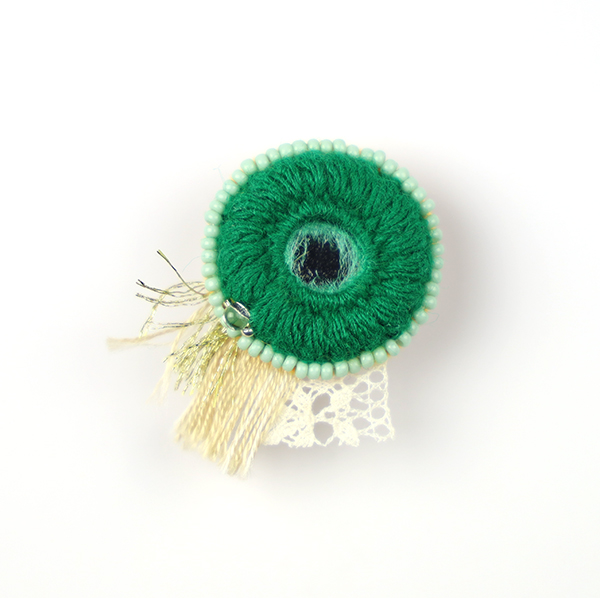 B257 鏡のブローチ 花萌葱(はなもえぎ)<br>制作者:itoko<br>サイズ:4cm×3cm<br>素材:毛糸、フェルト、刺繍糸、ビーズ、レース、アクリルミラー、ブローチピン<br><br>鏡には悪い気を跳ね返す御守りの効果があるそうです。 鏡をモチーフにしたこのブローチを身につければ、あなたの不安な気持ちを和らげてくれる?かもしれません。