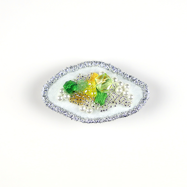 B279 JEWEL BOX “Silver”<br>制作者:Sukesan<br>サイズ:3cm×6cm<br>素材:刺繍糸、ビーズ、フェルト、オーガンジー、合皮、ブローチピン<br><br>“キラキラしたものを身に付けていると元気になるんだよ”と教えてもらったので‼