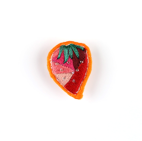 B288 ギクシャクした関係を元に戻す方法(残糸シリーズより『Strawberry mini』)<br>制作者:Sukesan<br>サイズ:3.3cm×2.5cm<br>素材:フェルト、刺繍糸、ビーズ、合皮、ブローチピン<br><br>なかなか大変な毎日ですが、これが私の“ギクシャクした関係を元に戻す方法”です。 Suke(下絵)/Sukesan(制作)
