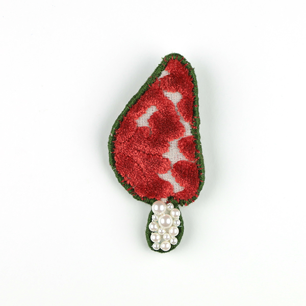 B312 キノコ メデル M<br>制作者:Sukesan<br>サイズ:6.8cm×3.2cm<br>素材:刺繍糸、ベルベット生地(カサマンス)、プラスチックパール、合皮、ブローチピン<br><br>見る角度によって、さまざまな表情を見せてくれるキノコです。