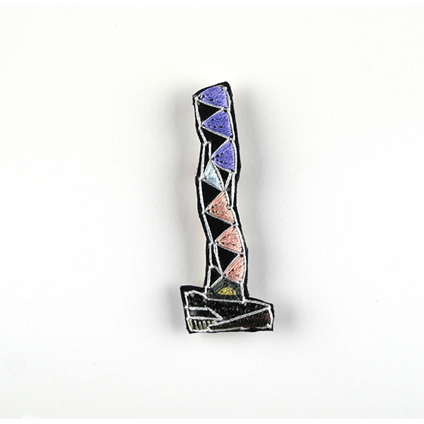 B333 タワーブローチ〈鳩羽紫/桃色×明灰色〉<br>制作者:Kimiko Sekine<br>サイズ:7cm×2.5cm<br>素材:布、PPシート、フェルト、刺繍糸、ブローチピン<br><br>水戸芸術館のタワーはいつも変わらず佇んでいますが、いつも違ってみえます。このブローチは、寒気が街をおおう夜、ささやくようにきらめくタワーをイメージして作りました。