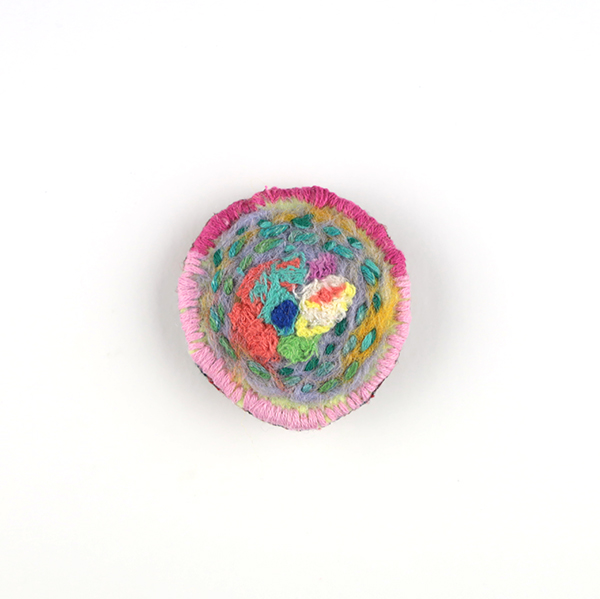 B461 無題<br>制作者:ぽぽ<br>サイズ:4.7cm×4.5cm<br>素材:刺繍糸、糸、フェルト、羊毛フェルト、ブローチピン<br><br>明るめの配色で制作 ワンポイントになれば