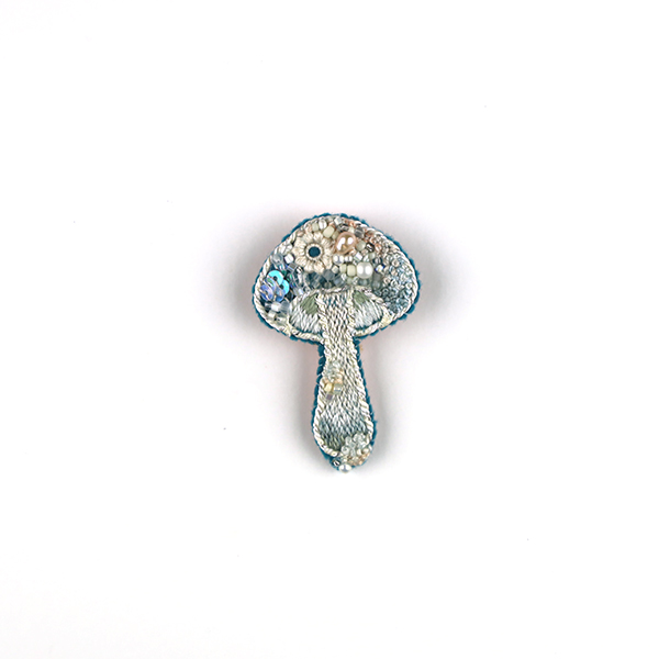 B463 土に還る ‶幻″(まぼろし)<br>制作者:itoco<br>サイズ:4.5cm×3cm<br>素材: フェルト、刺繍糸、組紐、レース糸、ビーズ、淡水パール、合成皮革、ブローチピン<br><br>そこにあるように見えていても それはもう存在していないのかも…