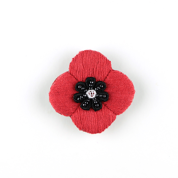 B572 花(レッド)<br>制作者:KAORI<br>サイズ:5cm×5cm<br>素材:刺繍糸、オーガンジー、ビーズ、合成皮革、ブローチピン<br><br>毛糸で作っていた、ふわふわのお花を刺繍糸バージョンで。ポピーのイメージで作りました。