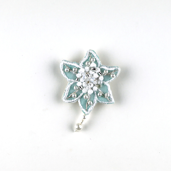 B573 Mint Blue<br>制作者:KAORI<br>サイズ:5.3cm×3.7cm<br>素材:刺繍糸、布、レース、ビーズ、プラスチックパール、合成皮革、ブローチピン<br><br>水色の布が透けて見えて、さわやかな感じのブローチができました。