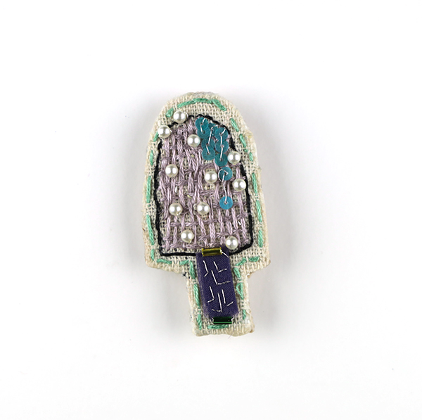B574 アイス<br>制作者:Ki<br>サイズ:6cm×3.1cm<br>素材:布、フェルト、オーガンジー、刺繡糸、銀糸、ビーズ、プラスチックパール、スパンコール、ブローチピン<br><br>もうすぐ7月。冷たい物が欲しくなるので、自分のために気持ちがワクワクするアイスブローチを作りました。