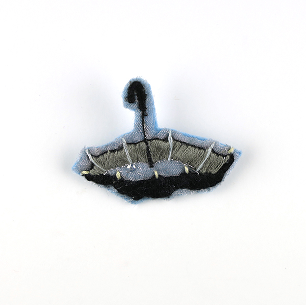 B576 傘がとばされた日<br>制作者:Ki<br>サイズ:6cm×4.1cm<br>素材:フェルト、オーガンジー、刺繡糸、銀糸、スパンコール、ブローチピン<br><br>傘が雨、風で飛ばされて壊れることはあるけど、もし雨あがりに傘に水が溜っていたら、梅雨が楽しくなるかもしれないと思いブローチにしました。