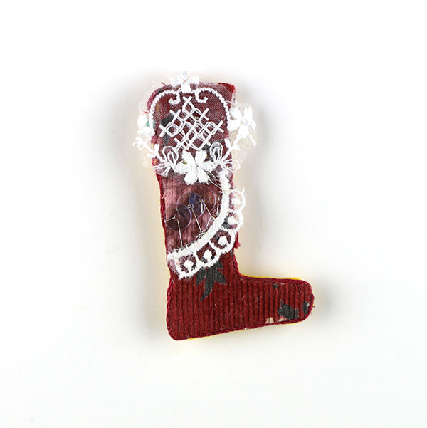 B578 もう片方どこいった?<br>制作者:Ki<br>サイズ:6.6cm×3.1cm<br>素材: 布、フェルト、刺繡糸、銀糸、レースリボン、スパンコール、ブローチピン<br><br>初めは大切に履いていたのに、気がつくと失くしている。それが、靴下だったりピアスだったり。失う事に焦点を当てたブローチです。