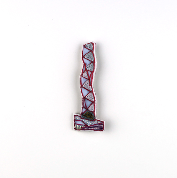 B593 タワーブローチ〈シルバーグレー/チェリーローズ×マゼンダ〉<br>制作者:Kimiko Sekine<br>サイズ:7cm×2.5cm<br>素材:布、PPシート、フェルト、刺繍糸、ブローチピン<br><br>水戸芸術館のタワーはいつも変わらず佇んでいますが、いつも違ってみえます。このブローチは、赤葉千日紅のようにのびのびと立つ水戸芸術館のタワーをイメージして作りました。