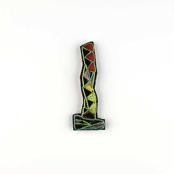 B595 タワーブローチ〈夏菫〉<br>制作者:Kimiko Sekine<br>サイズ:7cm×2.5cm<br>素材:布、PPシート、フェルト、刺繍糸、ブローチピン<br><br>水戸芸術館のタワーはいつも変わらず佇んでいますが、いつも違ってみえます。このブローチは、日没後、トレニア色の薄明の中でたたずむ水戸芸術館のタワーをイメージして作りました。