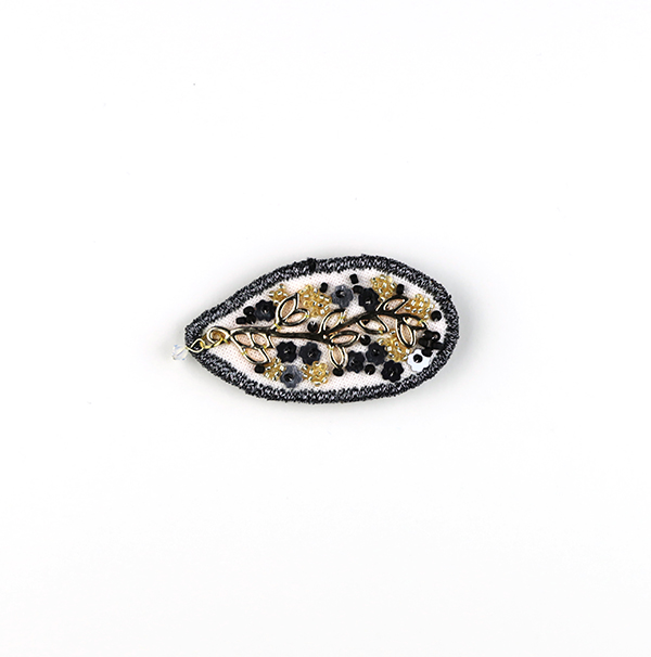 B600 集合体(オパール)<br>制作者:Sukesan<br>サイズ:4cm×4.5cm<br>素材:布、フェルト、刺繍糸、メタルパーツ、ビーズ、スパンコール、スワロフスキー(オパール)、合成皮革、ブローチピン<br><br>植物も人間社会もいろいろなモノ達が集まって造られているんですよね。