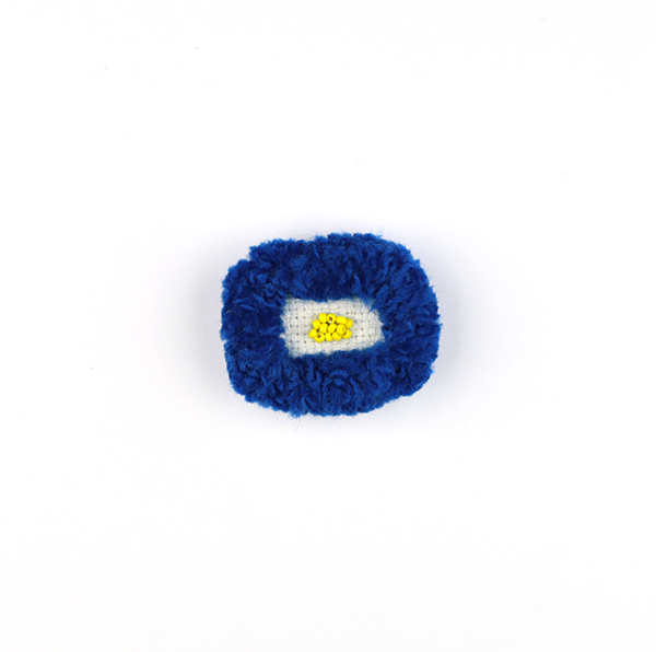 B602 もこもこフラワー(カク)<br>制作者:Sukesan<br>サイズ:3.5cm×4.2cm<br>素材:布、フェルト、毛糸、ビーズ、ブローチピン<br><br>もこもこのお花です。