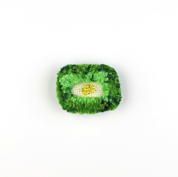 B603 もこもこフラワー(カク)<br>制作者:Sukesan<br>サイズ:3.6cm×4.5cm<br>素材:布、フェルト、毛糸、ビーズ、ブローチピン<br><br>もこもこのお花です。