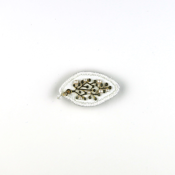 B604 葉 -White-<br>制作者:Sukesan<br>サイズ:2.8cm×4.3cm<br>素材:布、フェルト、刺繍糸、メタルパーツ、プラスチックパール、スワロフスキー(クリスタル)、合成皮革、ブローチピン<br><br>ピカピカの葉っぱです。