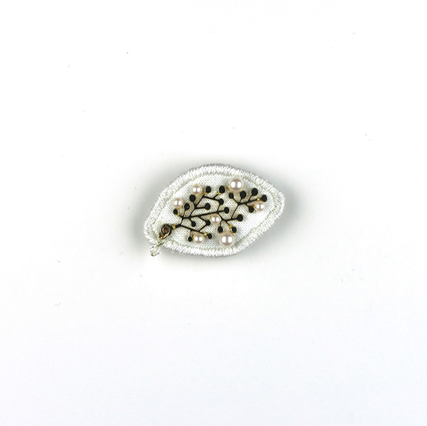B605 葉 -White-<br>制作者:Sukesan<br>サイズ:3.2cm×4cm<br>素材:布、フェルト、刺繍糸、メタルパーツ、プラスチックパール、スワロフスキー(クリスタル)、合成皮革、ブローチピン<br><br>ピカピカの葉っぱです。