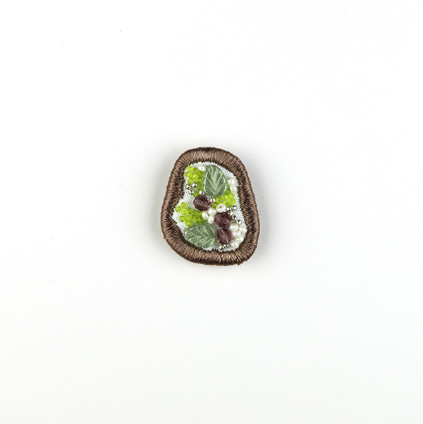 B607 イキオイマカセ<br>制作者:Sukesan<br>サイズ:4cm×3cm<br>素材:布、フェルト、刺繍糸、ビーズ、チェコビーズ、合成皮革、ブローチピン<br><br>思いつくまま…手が動くままに